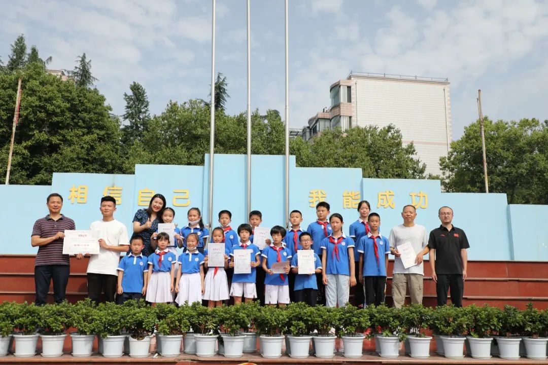 成都市双流区棠湖小学举行“交通安全主题”升旗仪式