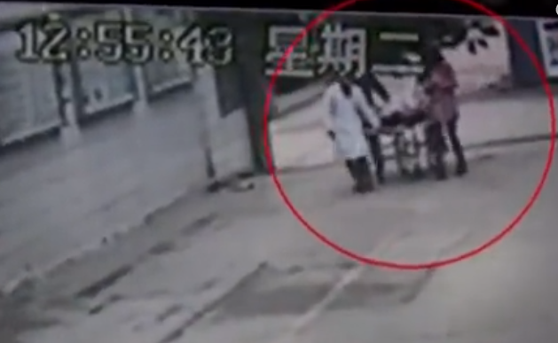 故事：湖南一女大学生精神失常，甘愿与50岁拾荒者生子，母亲崩溃