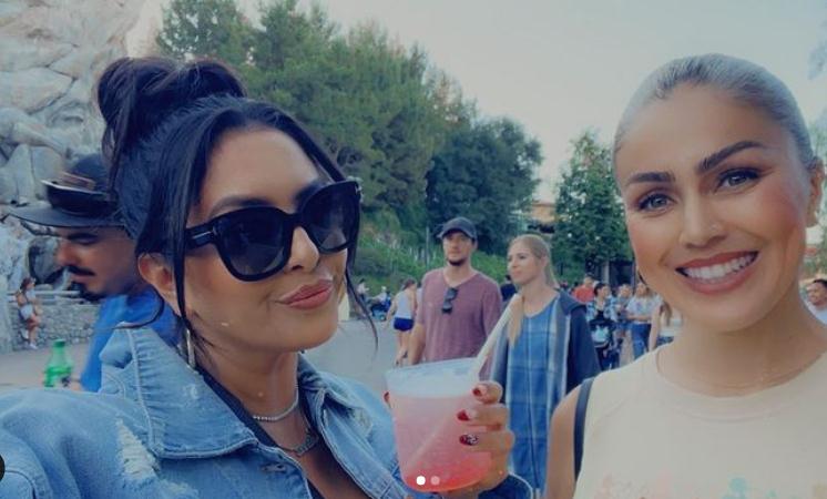 瓦妮莎近况瘦了很多，也变得爱笑了，和科比侄子合影很幸福