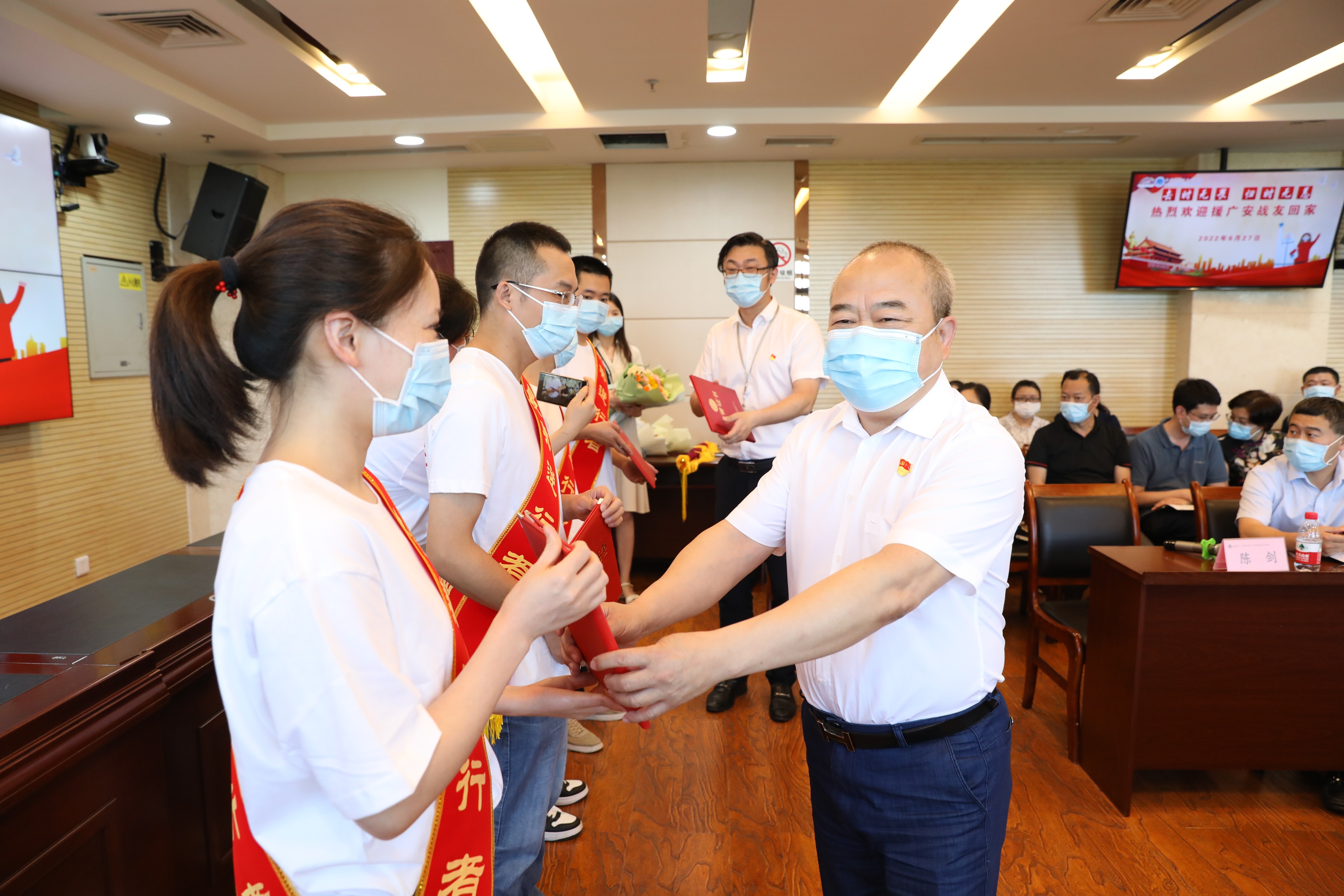 华西金堂医院最后一批支援广安医务人员平安归来