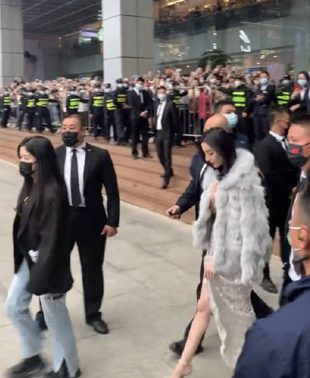 热巴穿开叉裙出席活动!大爷举3米长杆拍照,五六名保镖围在身侧