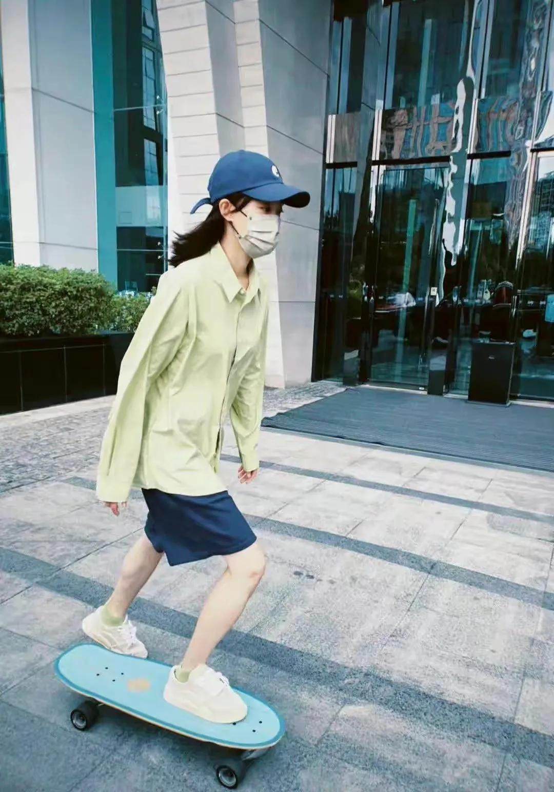 张小斐滑板又帅又酷，随性自然的她让人喜爱