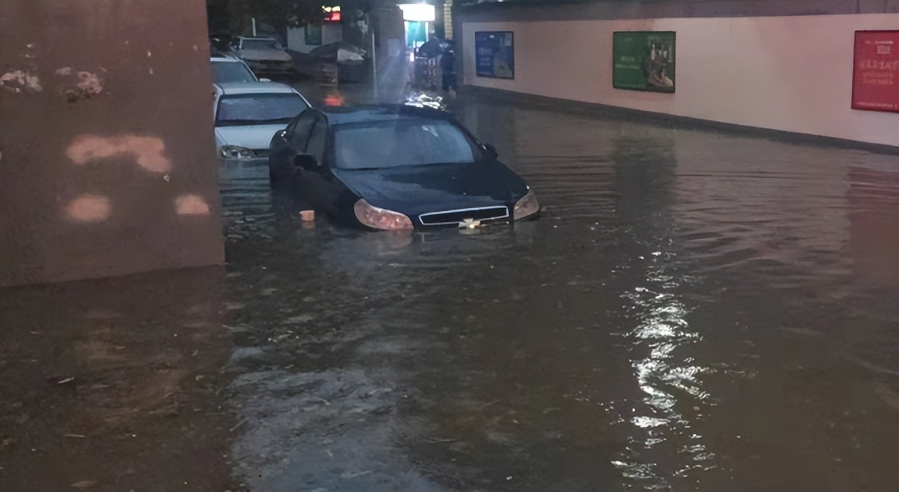 昨天，一场暴雨袭击贵阳！市区多路段出现内涝，消防紧急救援