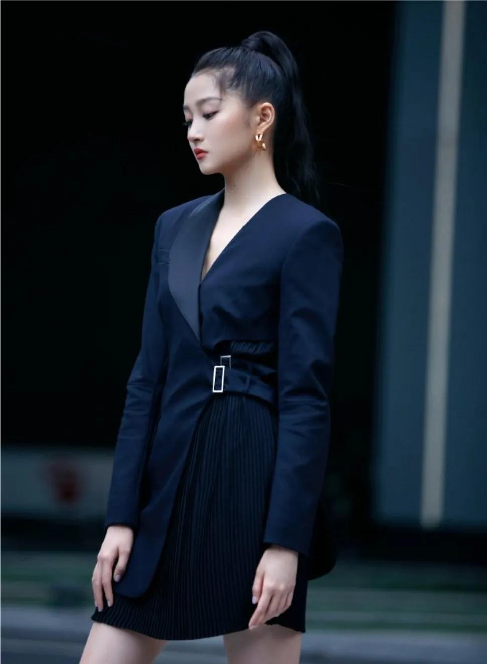 关晓彤穿黑色西装裙 扎高马尾利落干练显成熟美