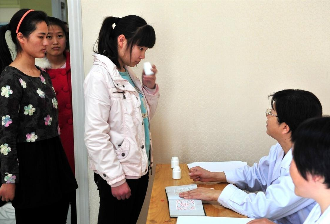 高考体检时的“名场面”，个别学生“脱光光”，还有的吓成表情包