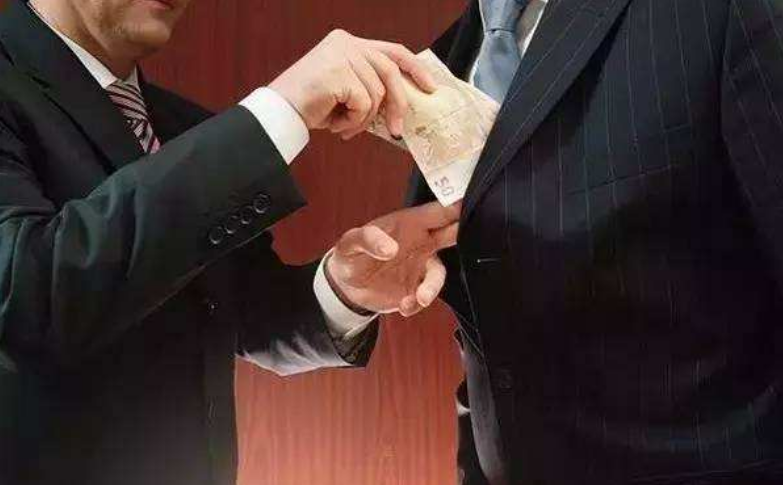 2006年，武汉一大学校长敛财数百万藏床下，工作人员清点了4小时