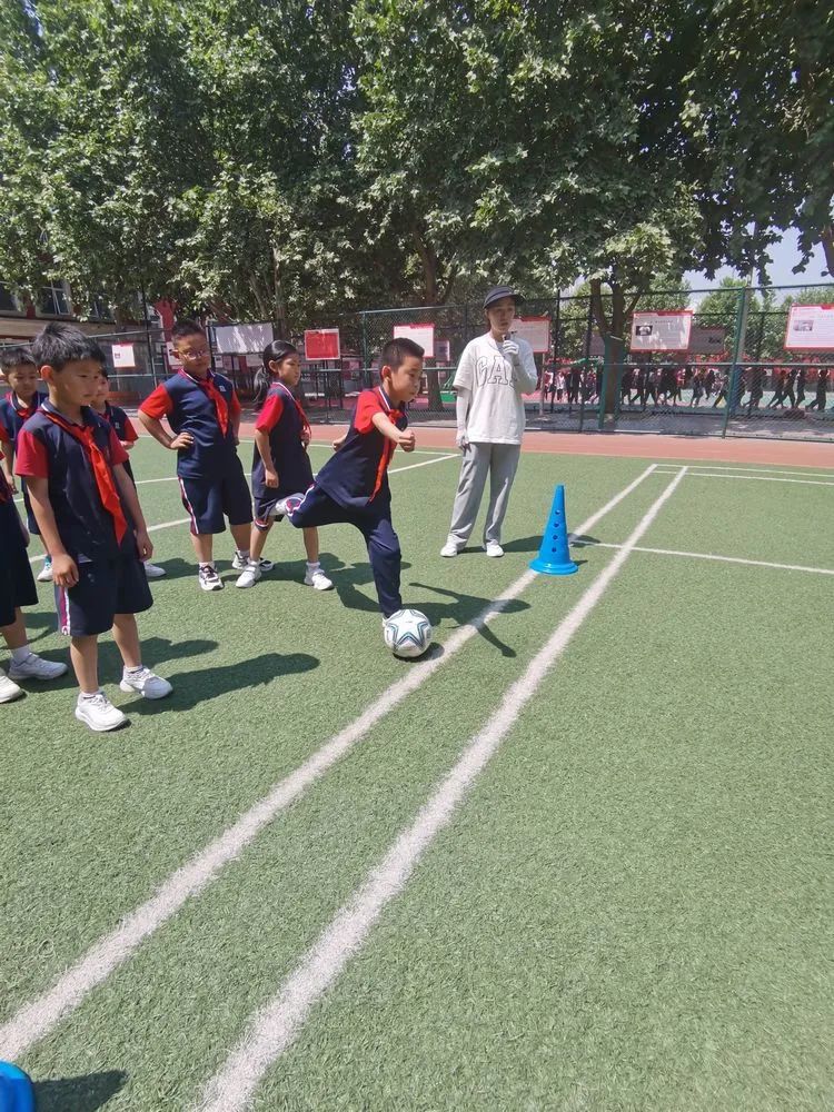 足球场景图二年级(足球点亮希望，少年舞动梦想——记联邦小学二年级足球比赛)