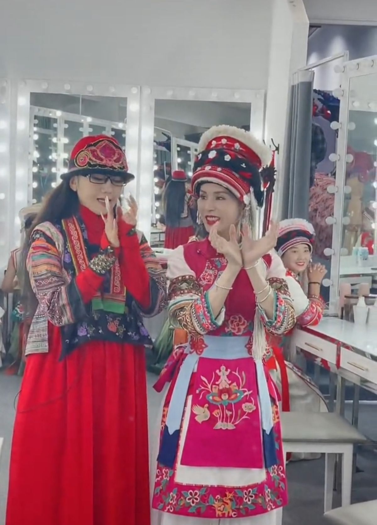 李若彤跟杨丽萍学跳舞，腰比对方还细，两人年过半百皮肤状态超好