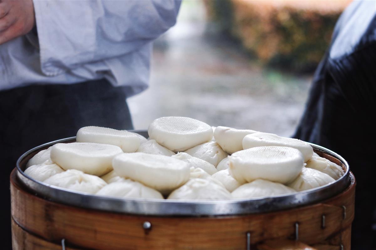 高校开设临时食堂，为师生提供暖心服务