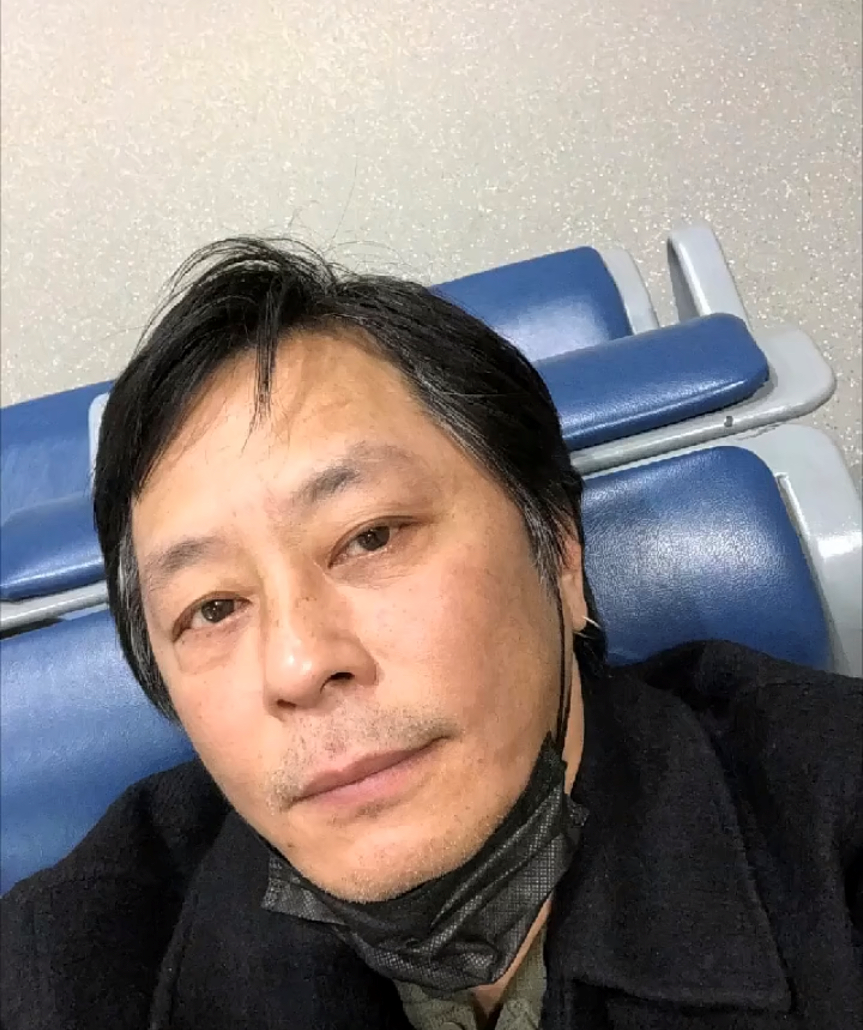 王杰退圈多年曝近照，戴耳环满头黑发宛如回春，久居国外生活惬意