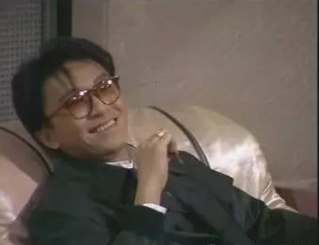 80年代参演20部剧，在TVB他跑了10年龙套，离开后夺得7次影帝提名