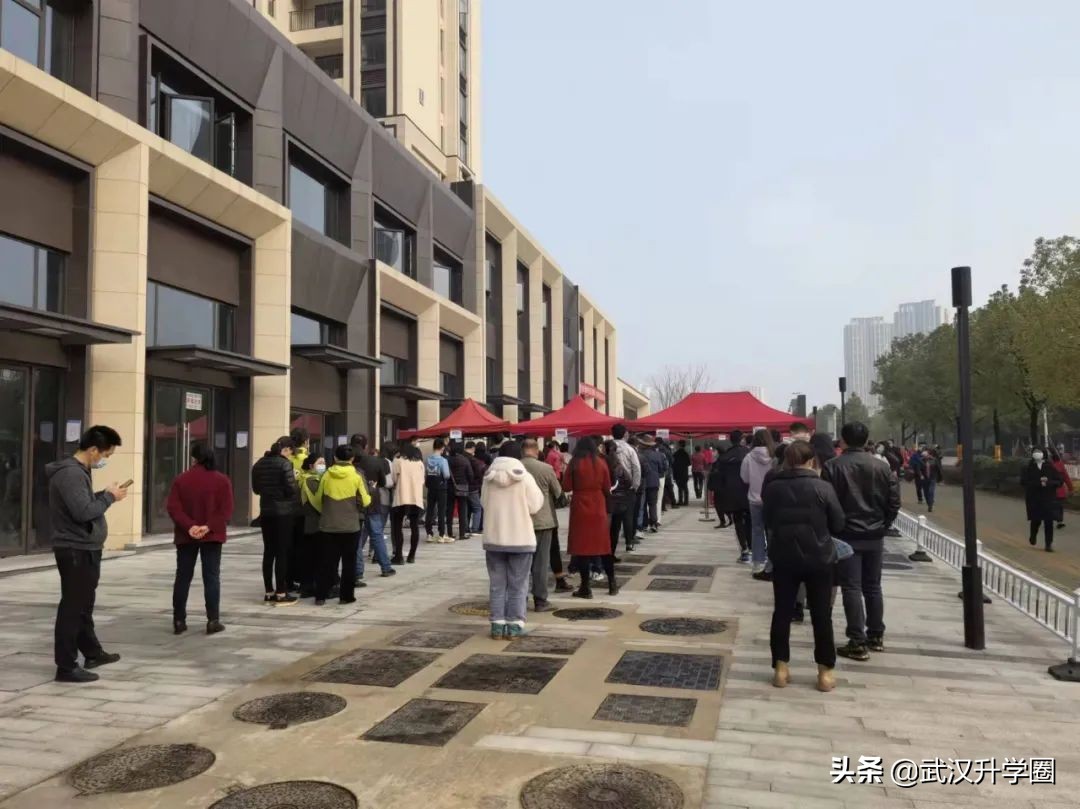 转网课？武汉多校发布紧急通知，另有一区发布2022新生入学政策