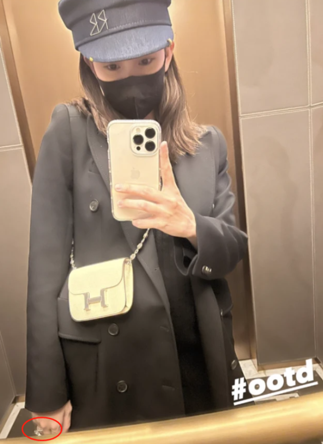 昆凌公开三胎怀女后晒自拍，怼脸视角皮肤水嫩如少女，尖下巴抢镜