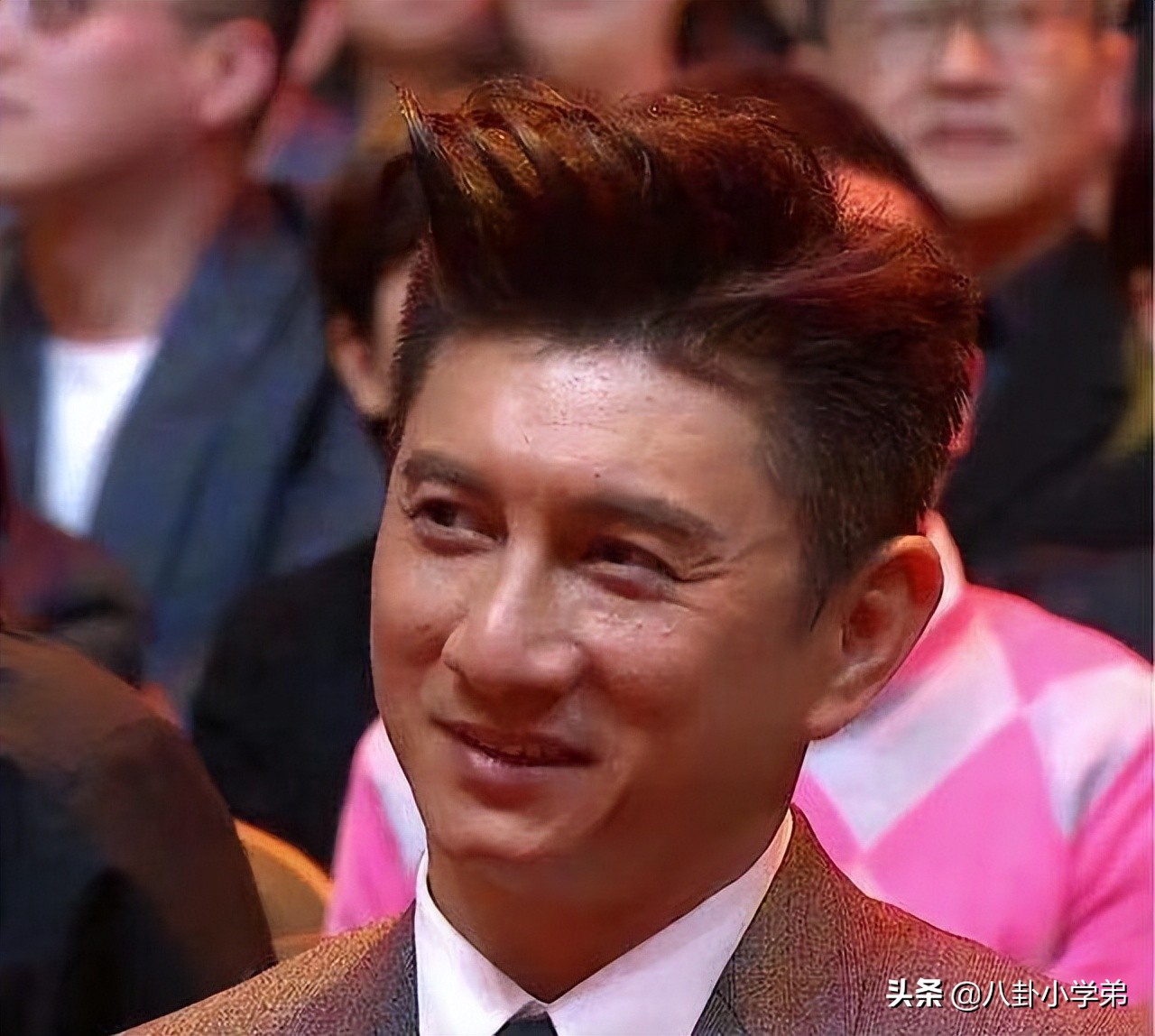 “冻龄男神”都是假的！脸肿僵硬、笑不出来，不服老是真的不行