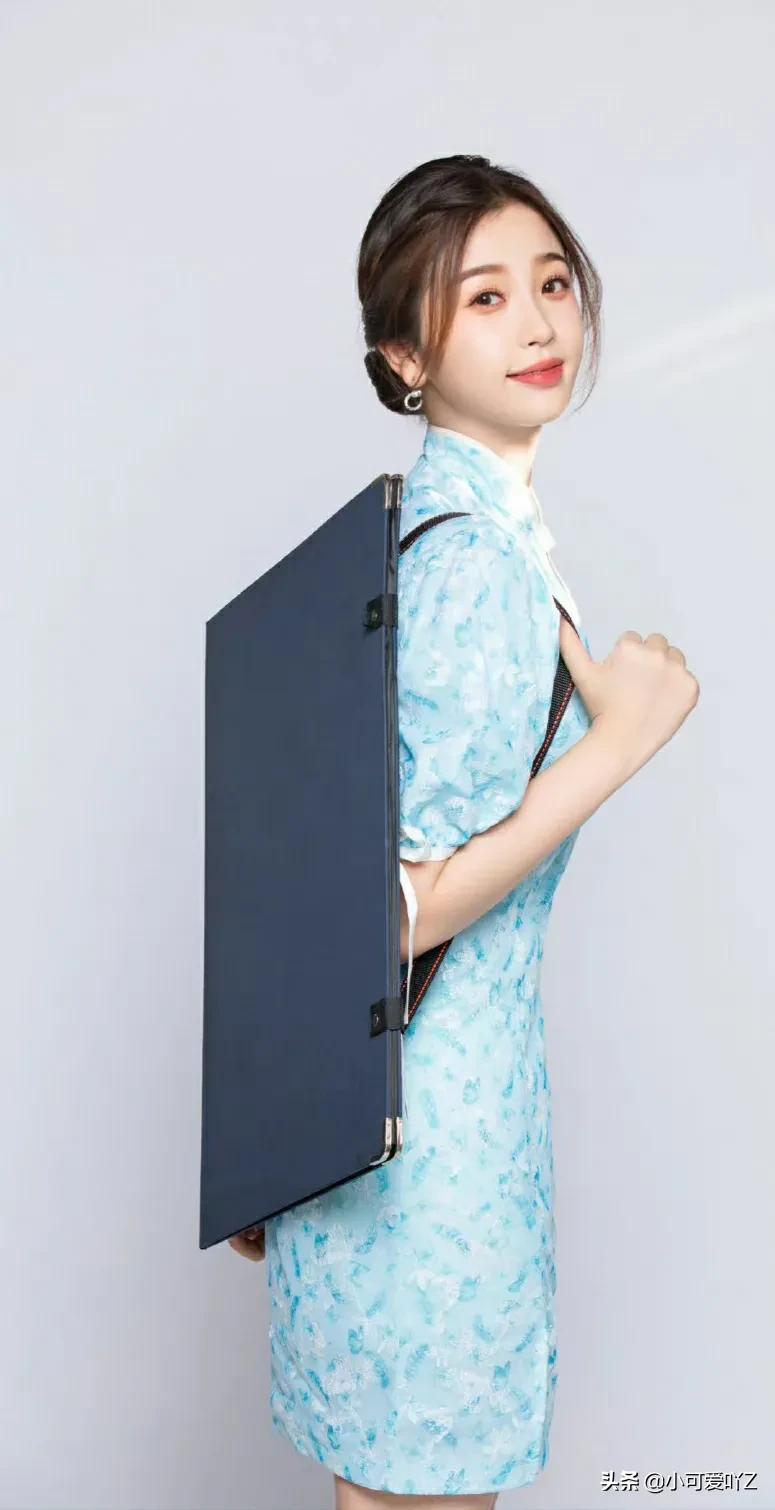 虞书欣，古装蓝色旗袍
