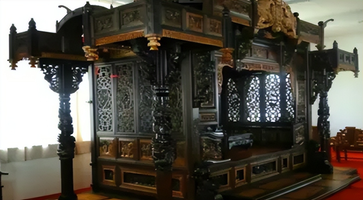 1993年,莆田收藏家2000万买下1吨重沉香龙床,14年后价值20亿