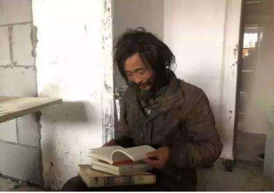 高考800多分！人大毕业今流浪街头，家人：他扔掉手机全国溜达