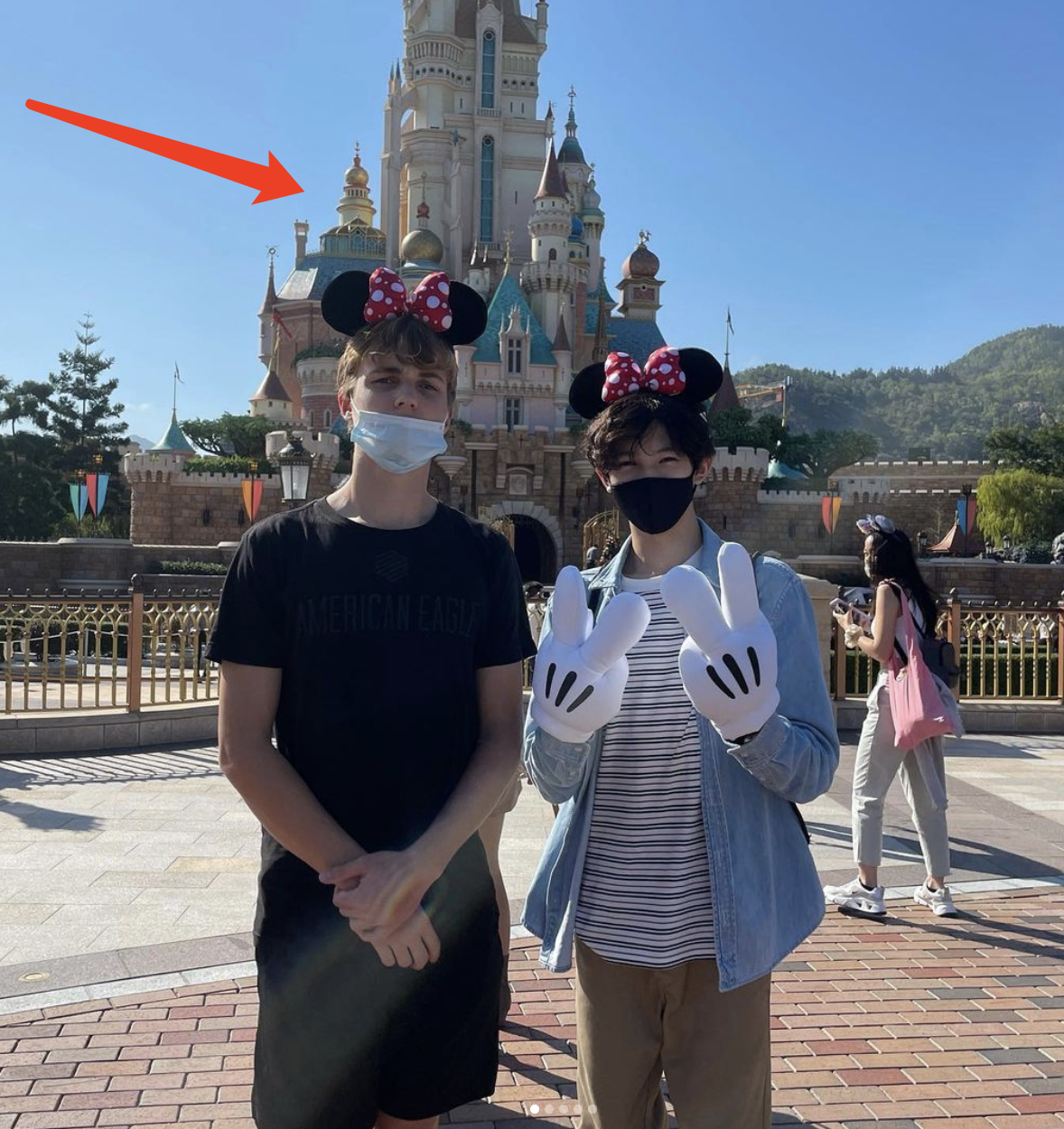 张智霖儿子晒撸猫日常，魔童眼神温柔颜值高，费曼留言梦幻联动