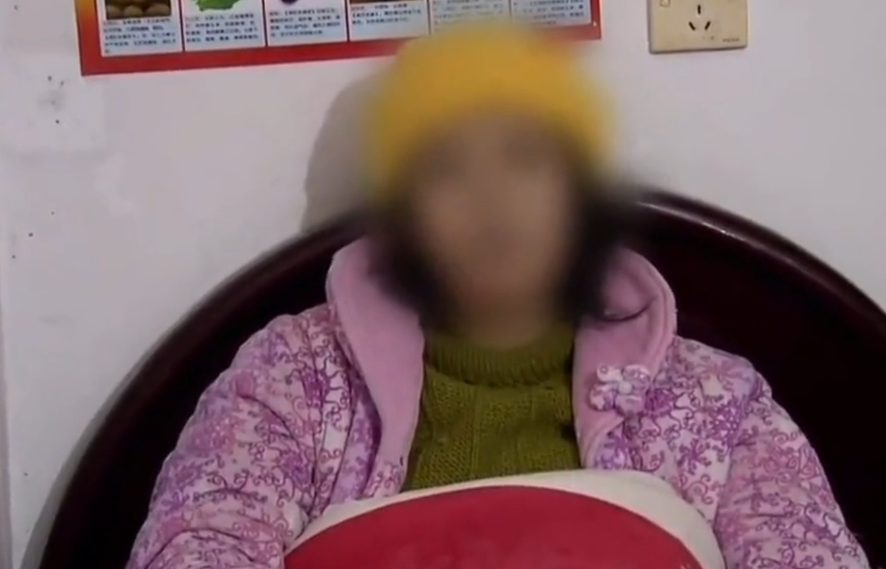 2015年,湖南女大学生当街产子,不料丈夫竟是50岁流浪汉,母亲崩溃