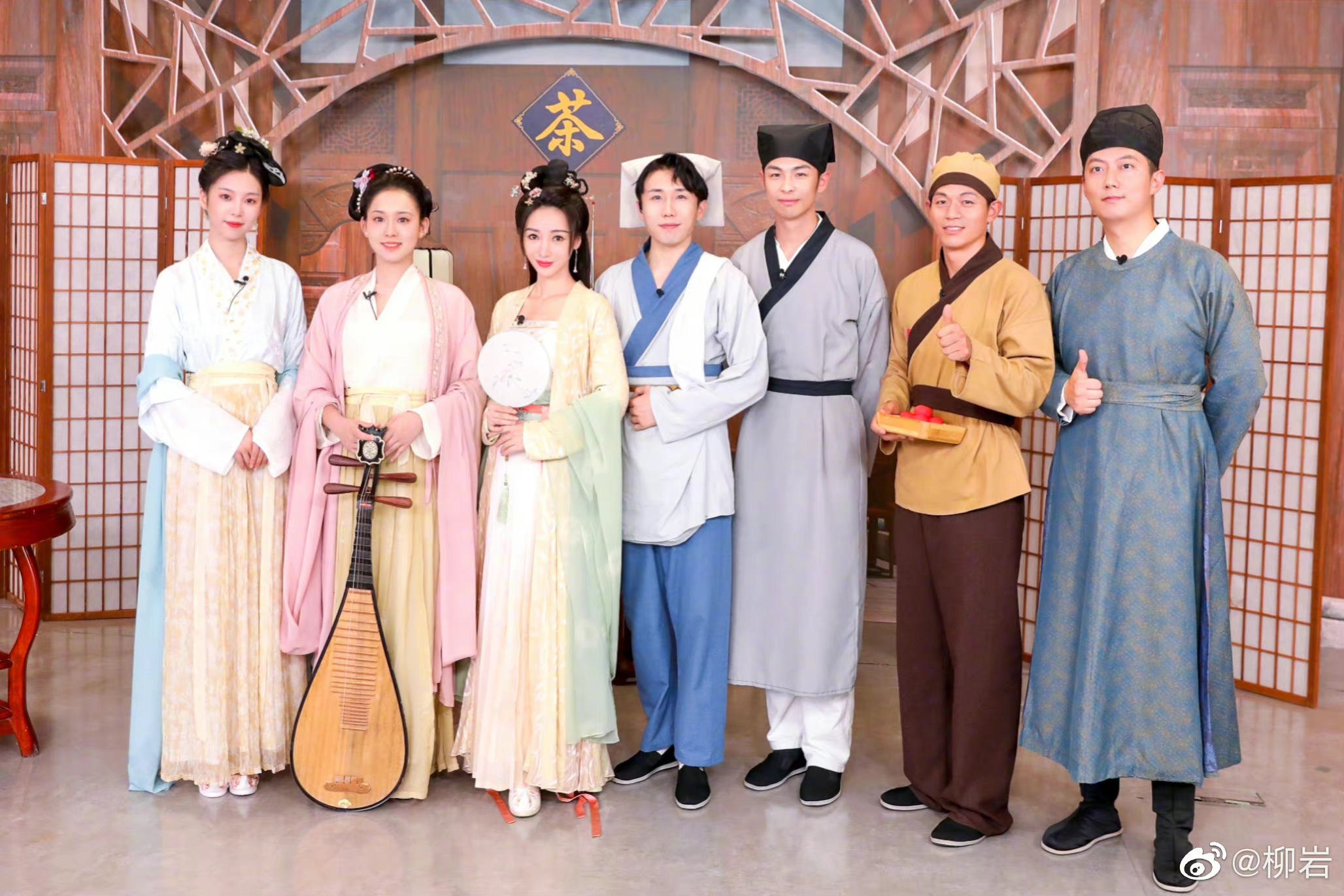 柳岩化身“柳掌柜”作客直播间，活动现金奖励全部捐给小商家