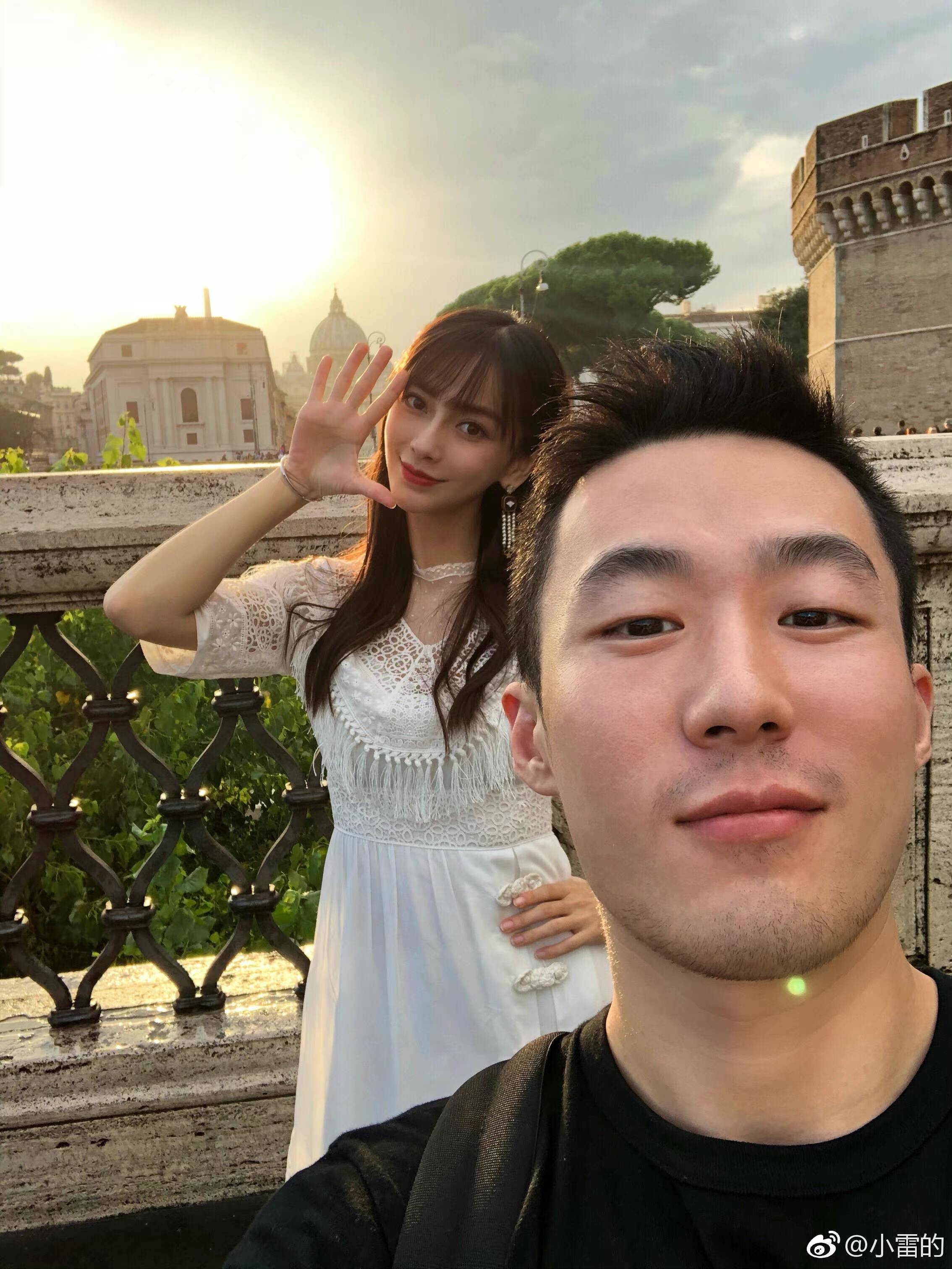 谷爱凌复古晚礼服太惊艳了！背后的经纪人竟是大雷哥