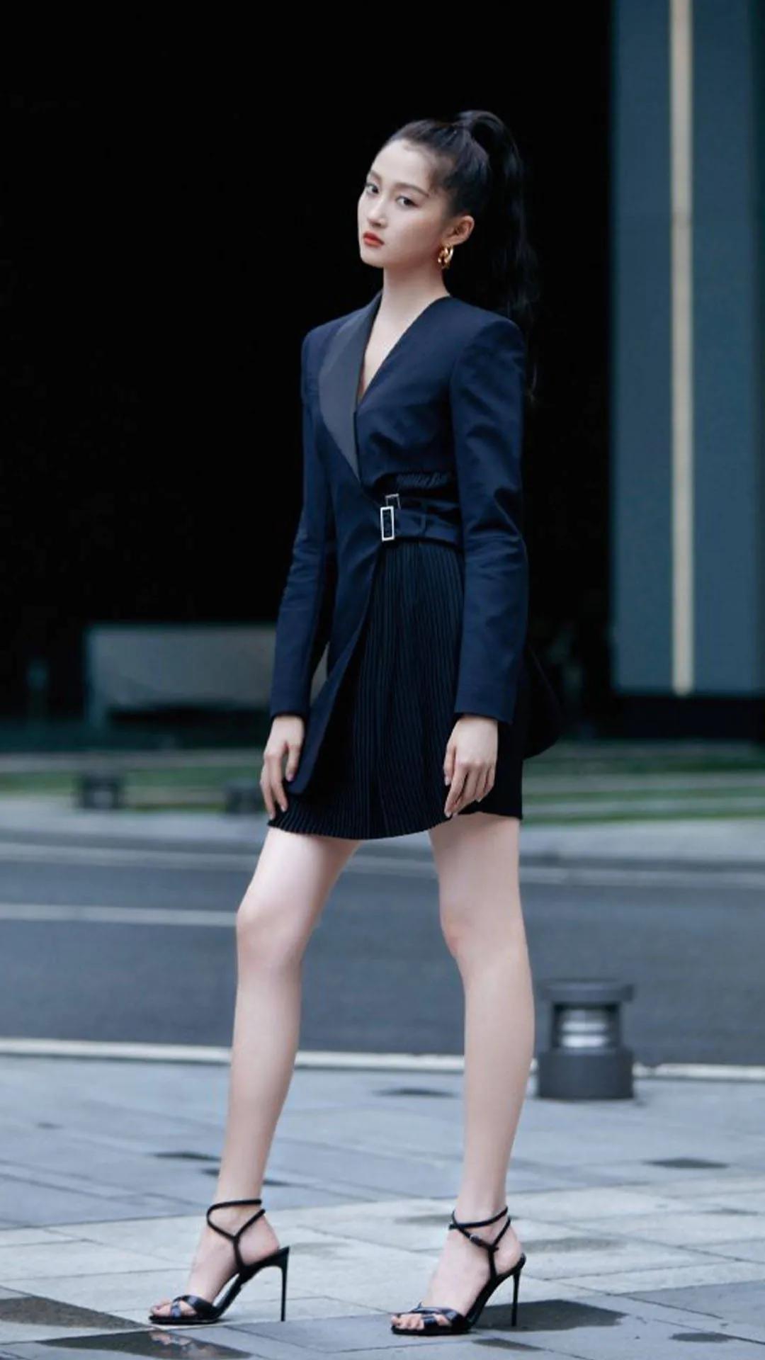 关晓彤穿黑色西装裙 扎高马尾利落干练显成熟美