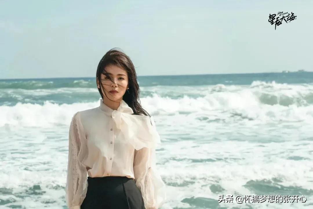 刘涛这张剧照堪称经典，斜肩衬衫配西装裤，长发披肩尽显温柔