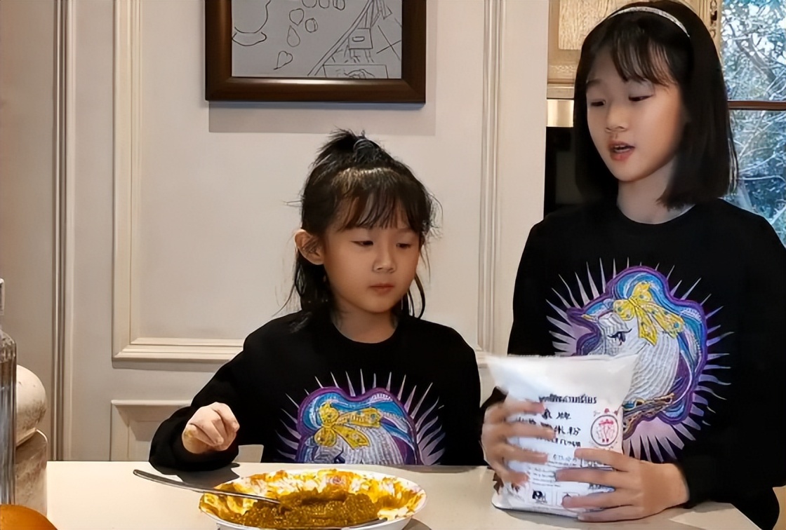 陆毅老婆晒十岁小女儿烙饼，小叶子颜值逆袭，和姐姐贝儿一样漂亮