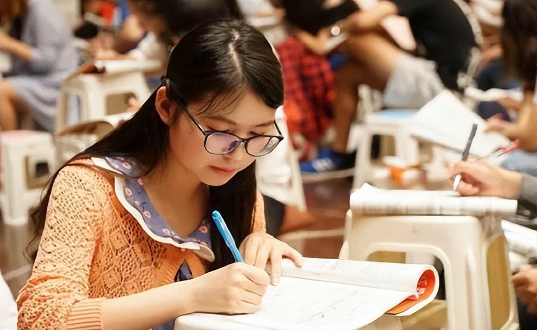 大学食堂两素一汤6.5元，贫困生吐槽太贵，校方回应叫人措手不及