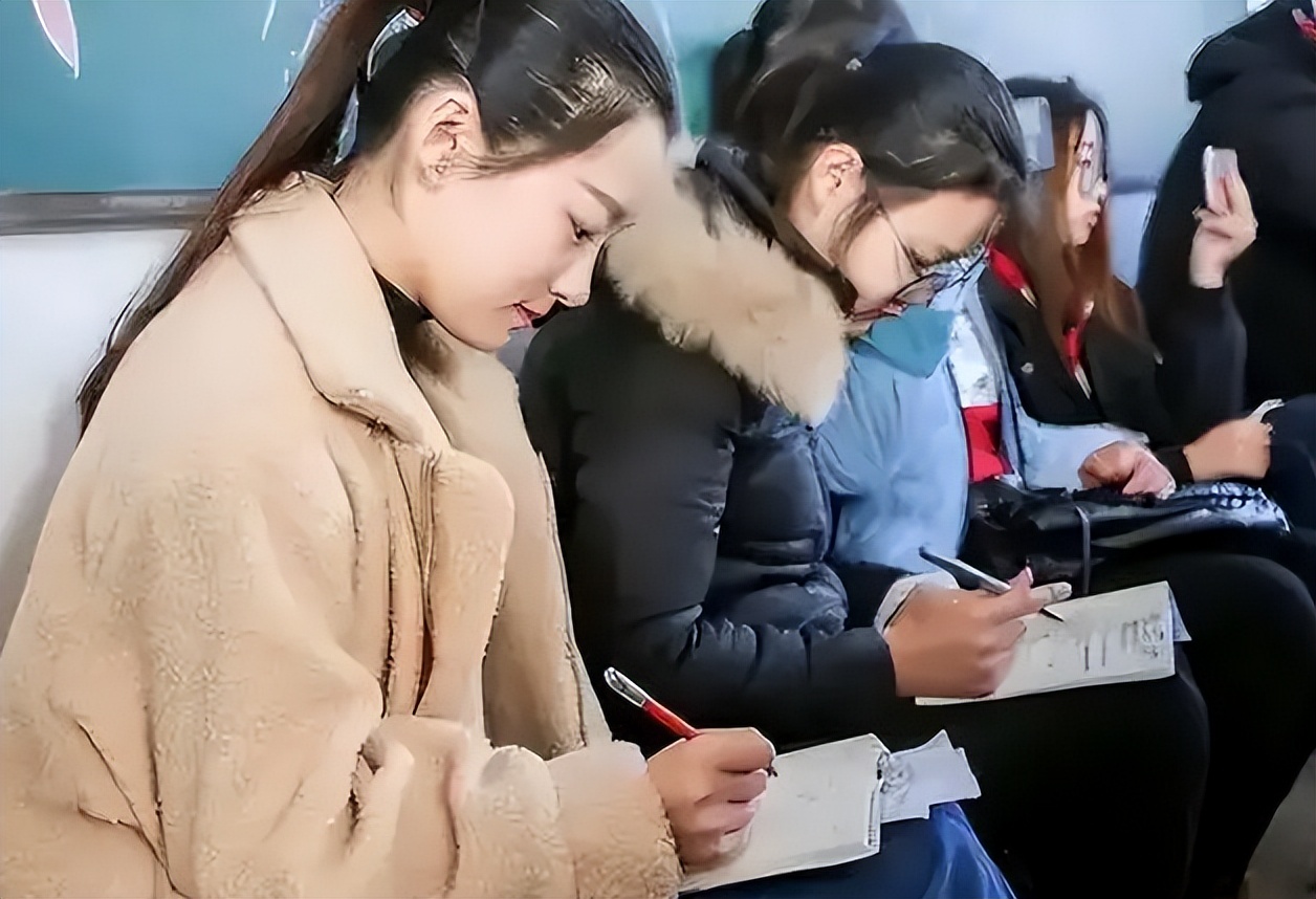 女生比较“吃香”的4个专业，好就业收入也不低，家有女儿可留意