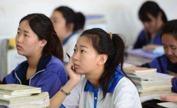 上大学才知道，普通班当鸡头和重点班当凤尾的差距，能重选就好了