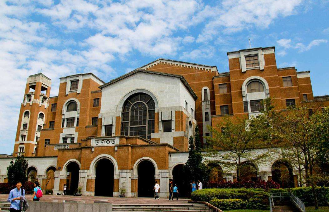 国内几所占地面积广阔的大学，上课要乘坐公交，骑自行车容易迟到