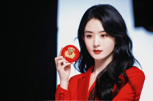 赵丽颖闷声干大事！穿中国红西装霸气侧漏，拿下代言就硬气不少