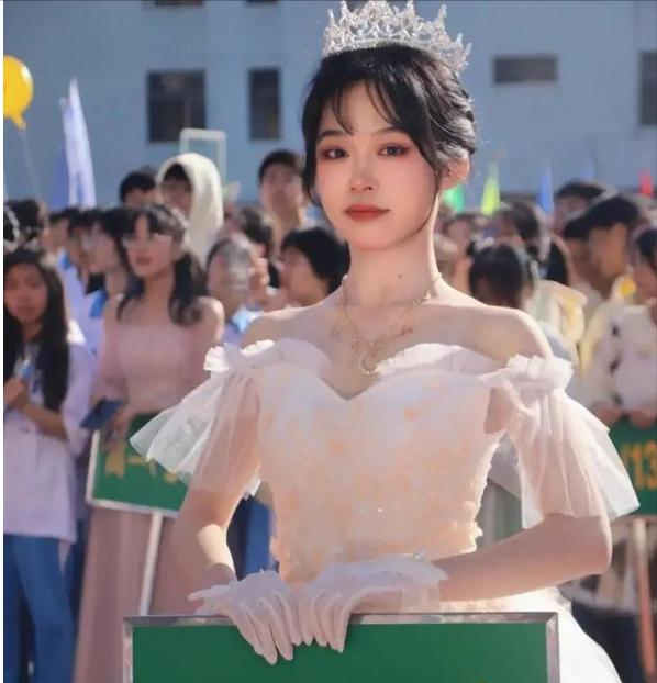 高中女生凭一己之力，将运动会变成“选美比赛”，男同学目不转睛