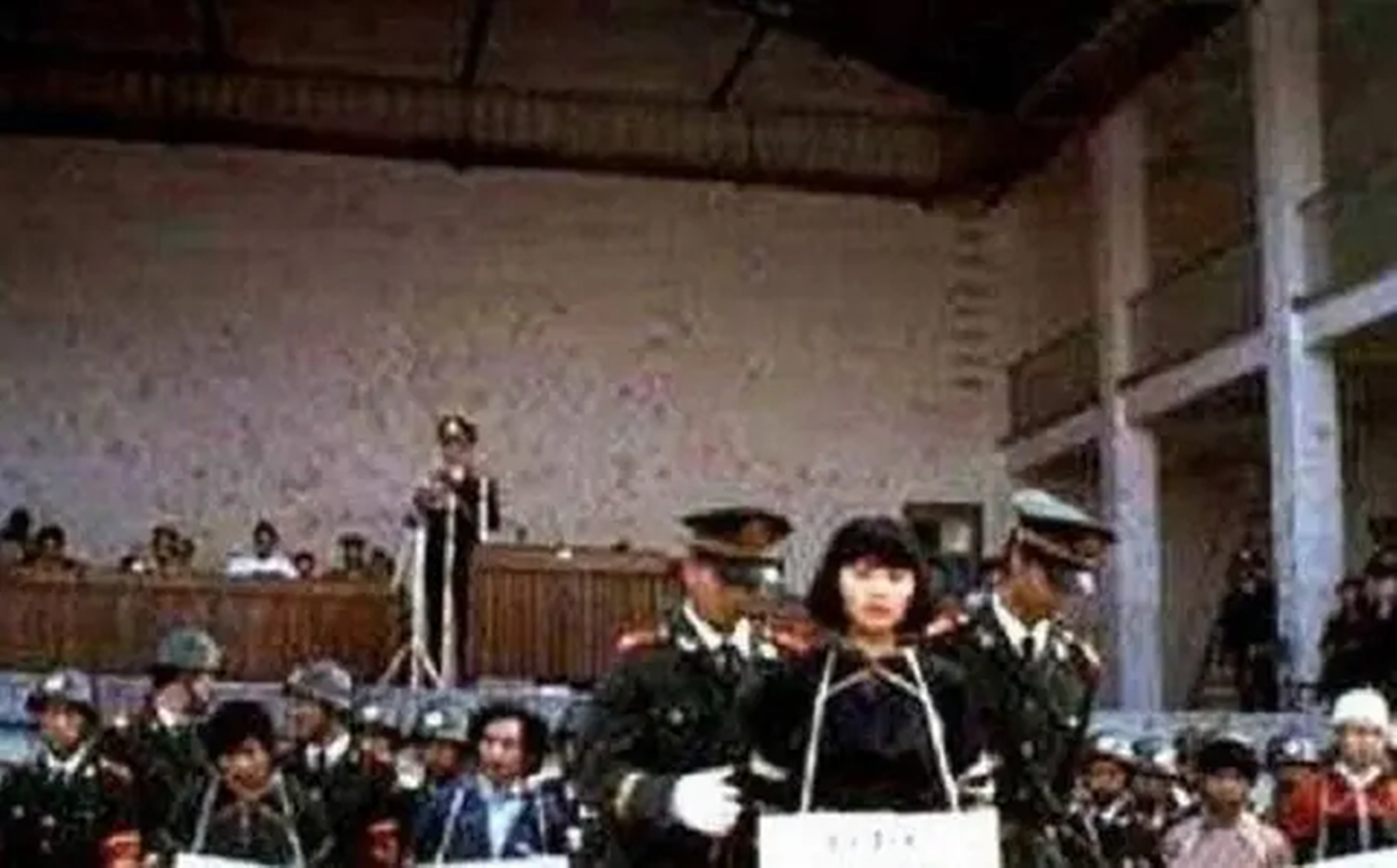 中国最美女囚犯，帮男友贩毒被判死刑，行刑前一声妈妈让人泪目