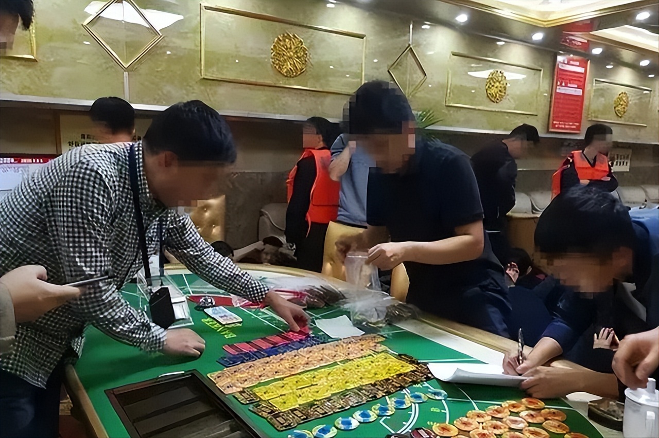 17年苏州运河夜夜有美女登船，警方锁定旧货船，破门后被震撼到了