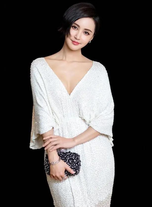 46岁梁咏琪全家出游！素颜模样憔悴老气，混血女儿颜值高却不随妈