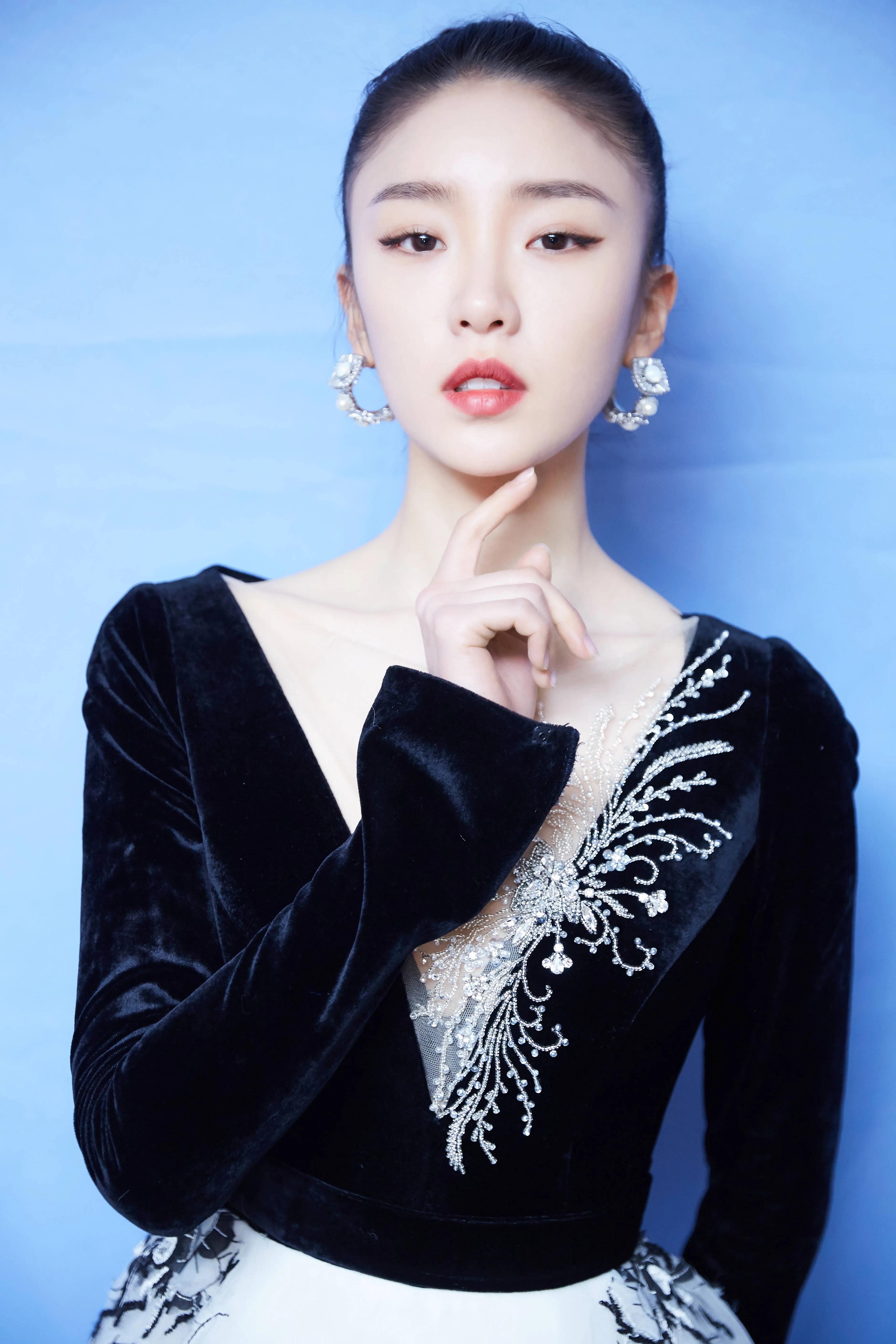 张月:一位冉冉升起的女星,穿衣,打扮越来越有品味