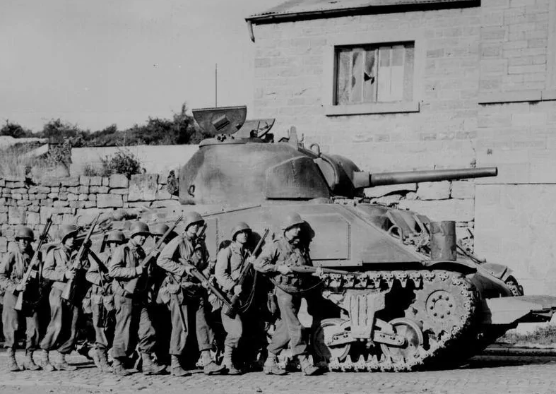 二战中希特勒有多残暴？送上万未成年孩子上战场，被俘后痛哭求饶