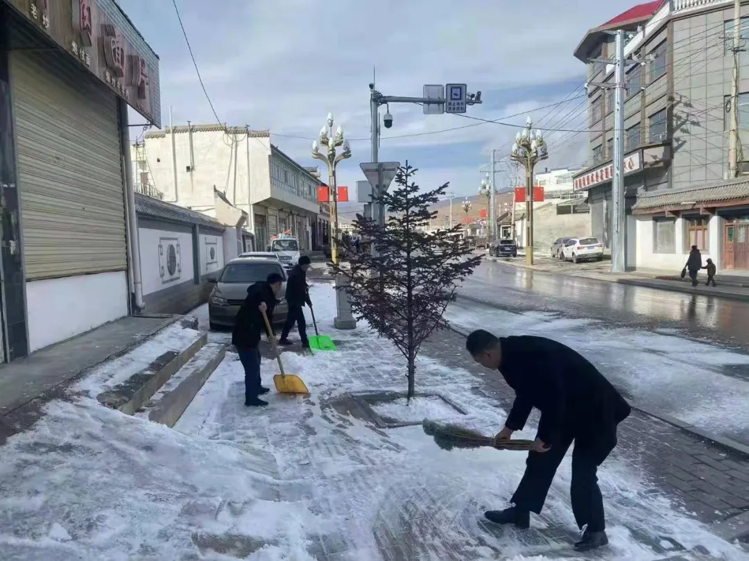 “浴雪”奋战！临潭县组织干部群众清扫降雪