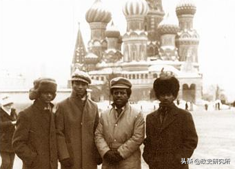 黑人留学生疯狂“猎艳”苏联女郎，遭苏联青年狂揍，引发黑人运动