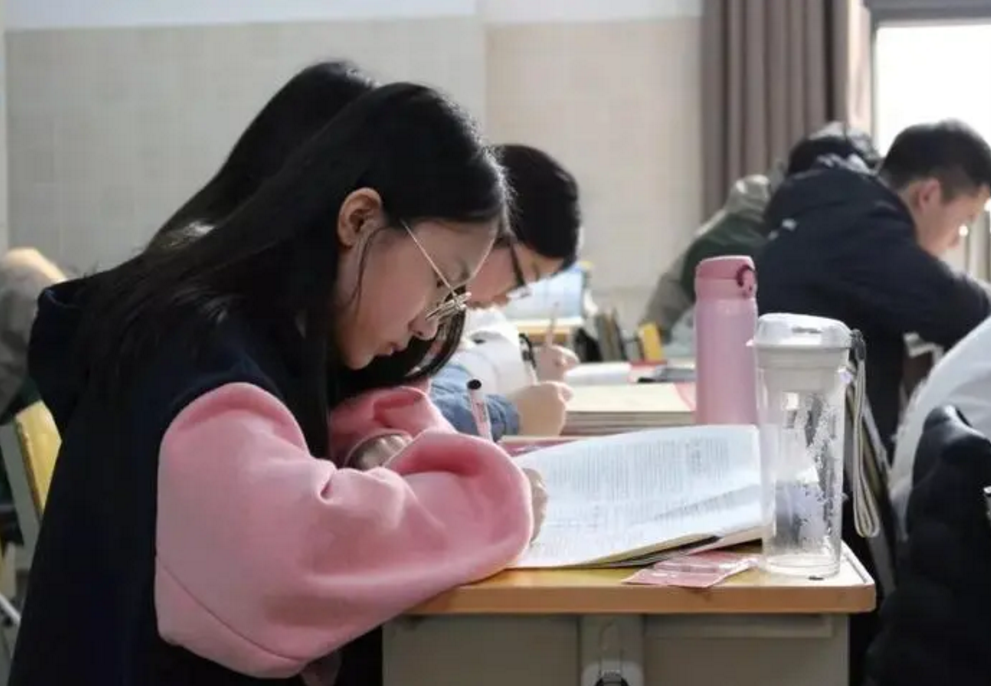 毕业后才幡然醒悟，同样是大专学历，为何高考与单招的差距这么大