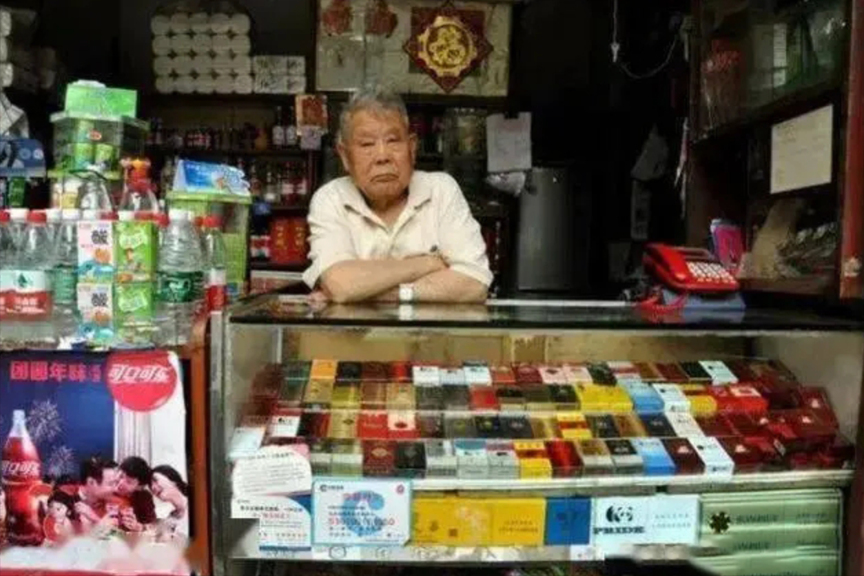 17年苏州运河夜夜有美女登船，警方锁定旧货船，破门后被震撼到了