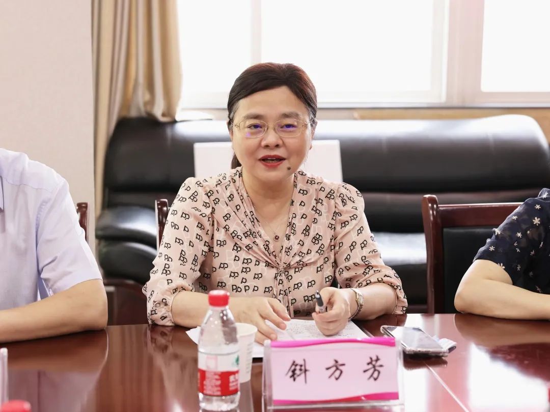 钭方芳书记一行赴进贤县人民医院调研医联体建设工作