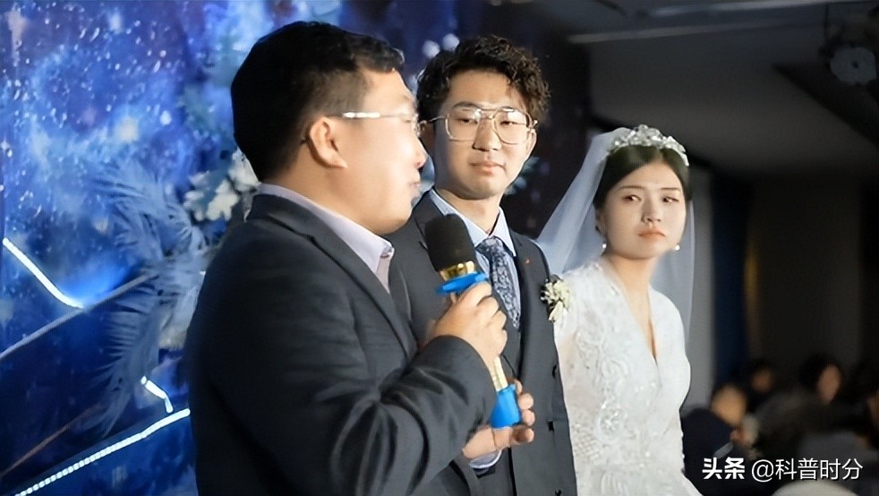 05年，农村小伙带着弃婴妹妹上大学，靠捡垃圾凑学费，如今怎样了