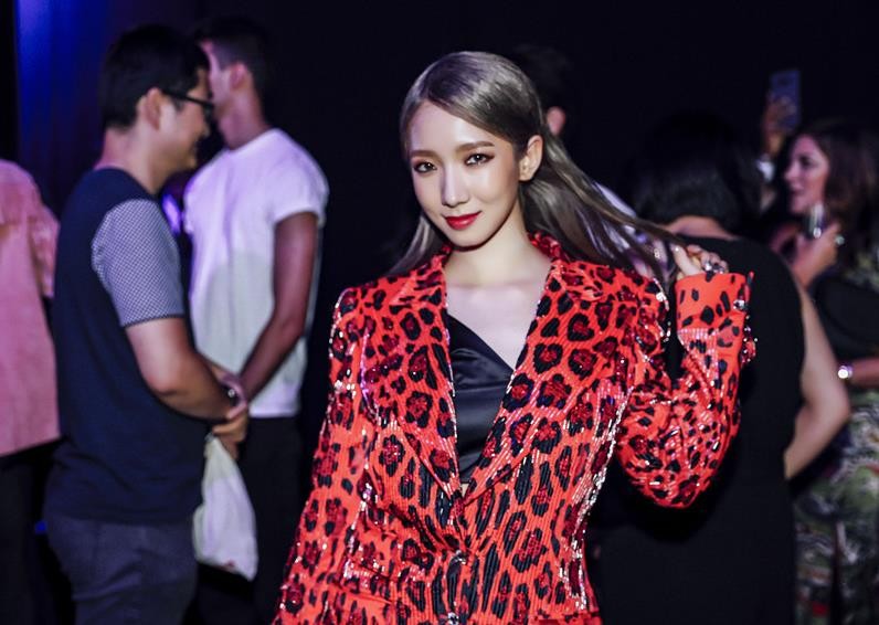 中传毕业科班出身，靠选秀搭档杨超越出道，后转行演戏屡遭吐槽