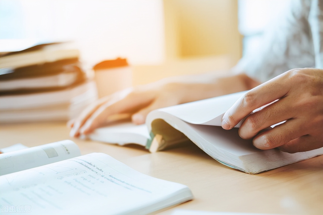 大四学生如何规划未来，选择考研还是直接参加工作，哪个更好？