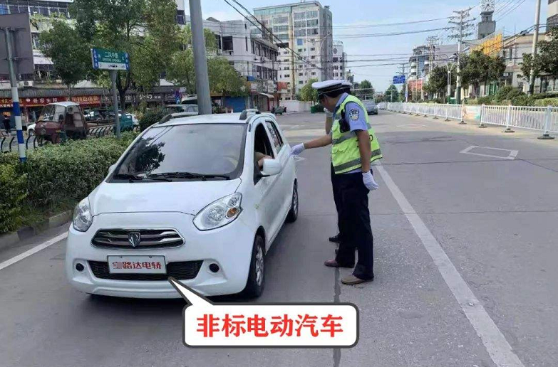 “三无”的老年代步车应该允许上路吗？网友提2个建议，你支持吗