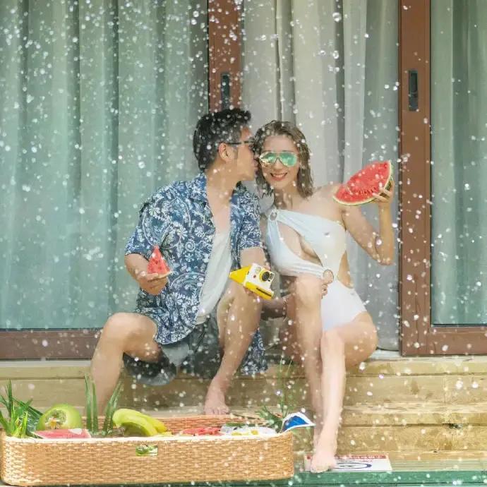 蒋丽莎与陈结婚11周年时拍照留念，并身着泳衣展现出良好的身材