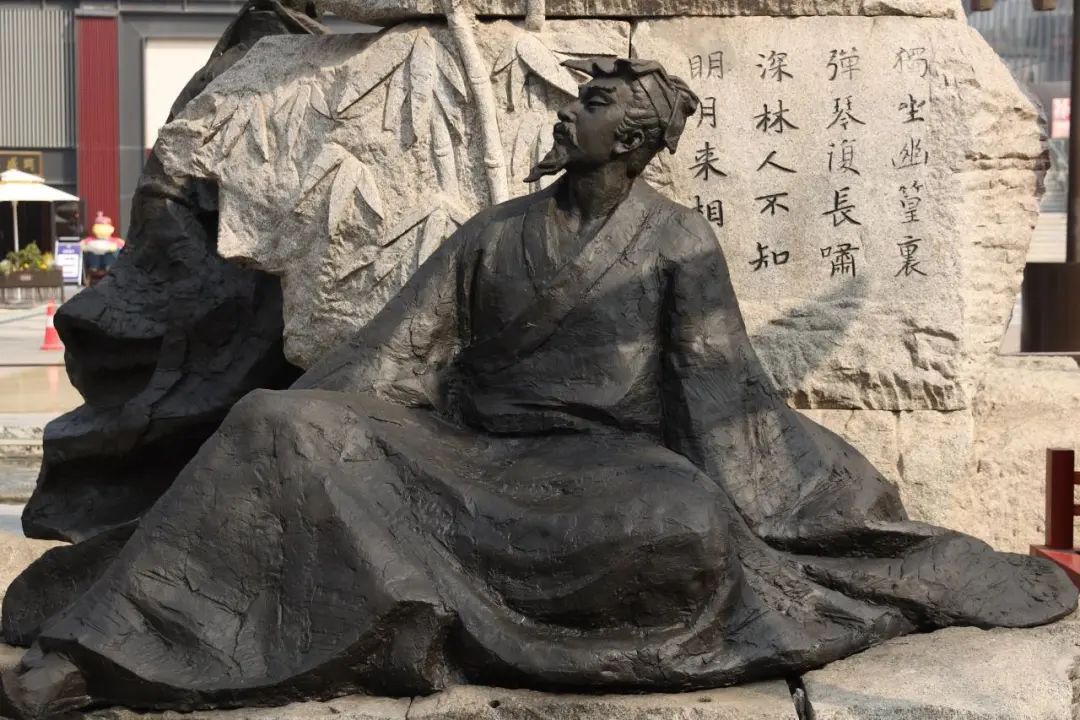 其后世的模样都各有千秋白居易看见了自己的闲云野鹤杜甫看见了自己的